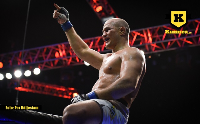 Junior Dos Santos firar efter seger