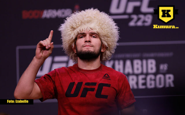 Khabib Nurmagomedov 1 finger upp